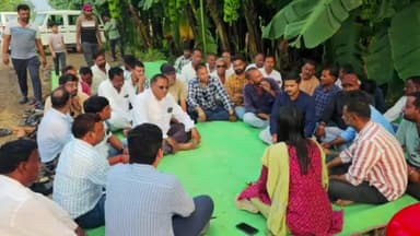 ठीकरी: कलेक्टर ने ग्राम बगुद का दौरा किया, क्षेत्र के केला उत्पादक किसानों से संवाद