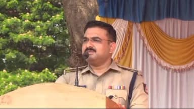 ಕೊಲ್ಹಾರ: ಪಟ್ಟಣದ ಹೊರ ಭಾಗದಲ್ಲಿ ಸಾರ್ವಜನಿಕ ಸ್ಥಳದಲ್ಲಿ ಮದ್ಯ ಸೇವನೆಗೆ ಅವಕಾಶ, ಪೊಲೀಸರ ದಾಳಿ : ನಗರದಲ್ಲಿ ಎಸ್ ಪಿ ಲಕ್ಷ್ಮಣ ನಿಂಬರಗಿ