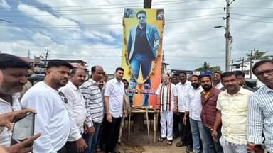 ಮುಂಡಗೋಡ: ಆಟೋಚಾಲಕರಿಂದ ಮೇರು ನಟ ಪುನೀತ್ ರಾಜಕುಮಾರ ಅವರ ಪುಣ್ಯಸ್ಮರಣೆ ,ಪುಷ್ಪ ನಮನ ಸಲ್ಲಿಸಿದ ಶಾಸಕ ಹೆಬ್ಬಾರ್