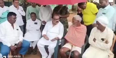 चिनिया: पूर्व मंत्री मिथलेश ठाकुर पहुंचे चिनीया, हत्या से व्यथित परिजनों से की मुलाकात, दोषियों को कड़ी सजा देने की मांग की