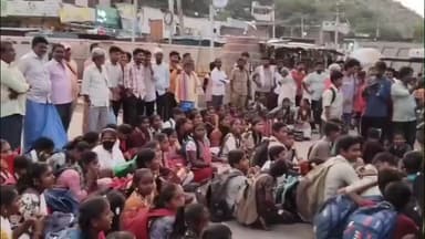 ಶೋರಾಪುರ: ಗ್ರಾಮೀಣ ಭಾಗಕ್ಕೆ ಬಸ್ಗಳ ವ್ಯವಸ್ಥೆ ಕಲ್ಪಿಸುವಂತೆ ಆಗ್ರಹಿಸಿ ನಗರದ ಬಸ್ ನಿಲ್ದಾಣದಲ್ಲಿ ವಿದ್ಯಾರ್ಥಿಗಳ ಪ್ರತಿಭಟನೆ