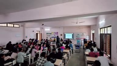 अशोक नगर: प्रधानमंत्री कॉलेज ऑफ़ एक्सीलेंस में राष्ट्रीय किशोर स्वास्थ्य कार्यक्रम के तहत उमंग हेल्थ एंड वेलनेस कार्यक्रम आयोजित