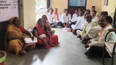 भीकनगांव: भीकन गांव में जनपद पंचायत के पदाधिकारी अधिकारियों की अनुपस्थिति से नाराज़ होकर धरने पर बैठे