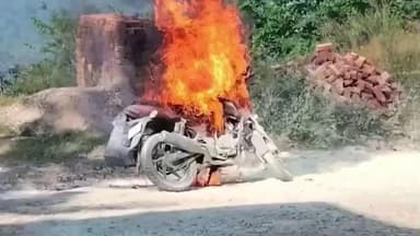 बड़सर: अवाह देवी क्षेत्र में चलती बाइक में शॉट सर्किट के कारण लगी आग