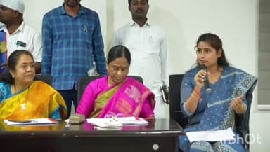 వరంగల్ తూర్పు నియోజకవర్గ అభివృద్ధి పనులపై అధికారులతో సమావేశం అయినా మంత్రి కొండ సురేఖ