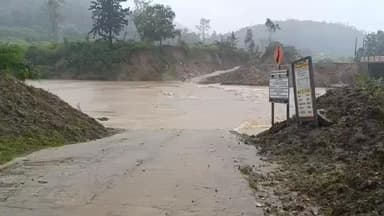 పాడేరు మండలం రాయి గడ్డ వద్ద మత్స్యగడ్డ ఉధృతి 30 గ్రామాలకు నిలిచిపోయిన రాకపోకలు