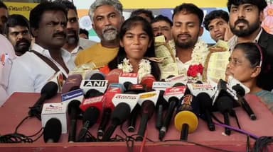 தாம்பரம்: பக்ரைநாட்டில் நடைபெற்ற இளையோருக்கான ஆசிய விளையாட்டுப் போட்டியில் இரண்டு வெள்ளி பதக்கம் வென்ற தமிழ்நாட்டைச் சேர்ந்த எட்வினா,
செய்தியாளர் சந்திப்பு