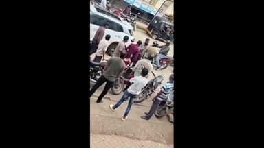 ಹುಬ್ಬಳ್ಳಿ ನಗರ: ನಗರದಲ್ಲಿ ಯುವಕನಿಗೆ ಕಪಾಳ ಮೋಕ್ಷ ಮಾಡಿದ ಪೊಲೀಸ್ ಪೇದೆ