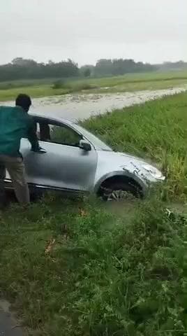 రాయపర్తి: కొత్తూరు ప్రభుత్వ పాఠశాల ఉపాధ్యాయులకు తప్పిన ప్రమాదం