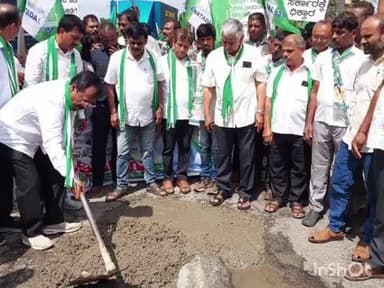 ಕೊಪ್ಪ: ಪಟ್ಟಣದ ರಸ್ತೆಯಲ್ಲಿನ ಗುಂಡಿಗೆ ಕಾಂಕ್ರಿಟ್ ಸುರಿದು ಜೆಡಿಎಸ್ ಪ್ರತಿಭಟನೆ.!