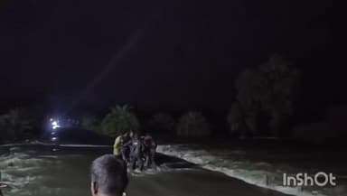 నర్సంపేట: గురుజాల పెద్ద చెరువు భారీ వర్షానికి అలుగు పోస్తున్నది