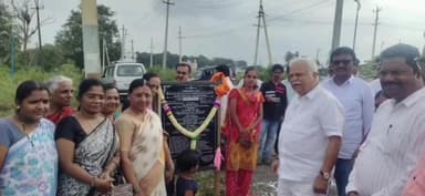 ಹಳಿಯಾಳ: ಪಟ್ಟಣದ ಅಗ್ನಿಶಾಮಕ ಠಾಣೆಯಿಂದ ಅಲ್ಲೊಳ್ಳಿ ಕ್ರಾಸ್ವರೆಗೆ  ಕೈಗೊಳ್ಳಲಿರುವ ರಸ್ತೆ ಸುಧಾರಣಾ ಕಾಮಗಾರಿಗೆ ಆರ್.ವಿ. ದೇಶಪಾಂಡೆ ಭೂಮಿ ಪೂಜೆ