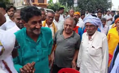 पारू: पारु हरताली मोड़ पर निर्दलीय प्रत्याशी विधायक अशोक कुमार सिंह ने अपने चुनावी कार्यालय का उद्घाटन किया