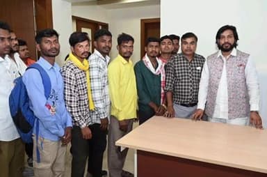 आरंग: नवा रायपुर शासकीय आवास में आज आरंग विधायक और मंत्री गुरु खुशवंत साहेब जी ने लोगों से की मुलाकात