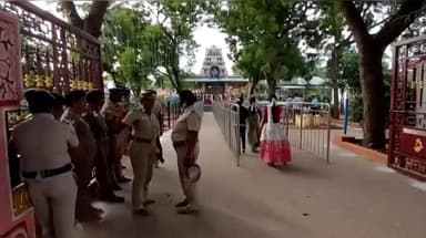 கமுதி: பசும்பொன்னில் சுதந்திர போராட்ட வீரர்  முத்துராமலிங்க தேவரின் ஜெயந்தி விழா மற்றும் குருபூஜை விழா இன்று அரசியல் விழாவாக கொண்டாடப்பட்டது