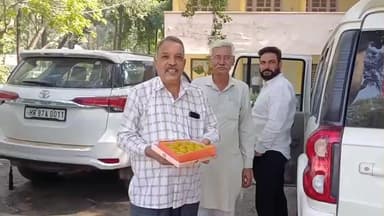 कालका: पंचकूला: पार्षद हाउस मीटिंग में लड्डू लेकर पहुंचे पूर्व पार्षद, पुलिस ने पकड़ा