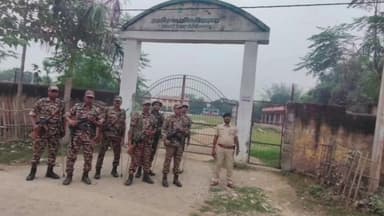 पीरपैंती: बिहार विधानसभा चुनाव को शांतिपूर्ण कराने के लिए पीरपैंती दियरा क्षेत्र में पुलिस ने किया फ्लैग मार्च