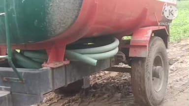 ஆம்பூர்: தேவலாபுரம் பகுதியில் சேரும்,சகதியுமாக உள்ள சாலையில் சிக்கி கொண்ட கேஸ் ஏற்றி சென்ற ஆட்டோ பொதுமக்கள் மற்றும் வாகன ஓட்டிகள் அவதி