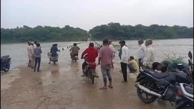 कोटड़ी: सवाईपुर क्षेत्र मे तीसरे दिन थमा बारिश का दौर, पानी में डुबी फसलें, फसल को बचाने की जुगत में जुटे किसान#jansamsaya