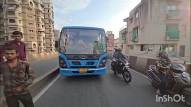 કતારગામ: સુરતના રાંદેર વિસ્તારને જોડતા બ્રિજ પર સીટી લિંક બસ બંધ પડી જતા મુસાફરોને ભારે હાલાકી નો સામનો કરવો પડ્યો હતો.