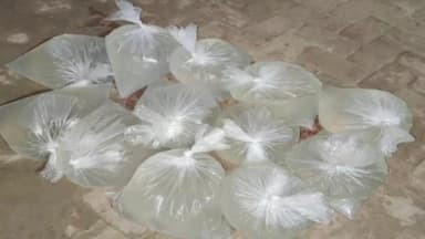 सहदेई बुजुर्ग: देसरी पुलिस ने 120 लीटर देशी शराब के साथ तस्कर को किया गिरफ्तार, एक साइकिल जब्त