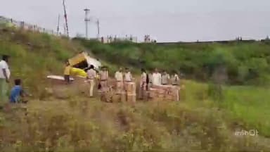 पेटलावद: बामनिया में शराब से भरा वाहन पलटा, सब्जियों में छुपाकर ले जाई जा रही थी अवैध शराब