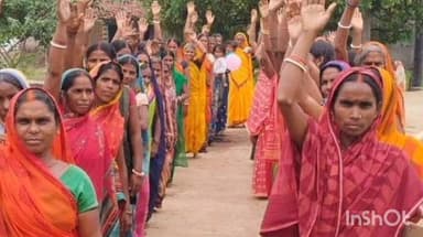 नारदीगंज: नारदीगंज में महिलाओं ने 'एक वोट है जरूरी' के नारे के साथ मतदाता जागरूकता अभियान को सफल बनाया, लोगों से की अपील