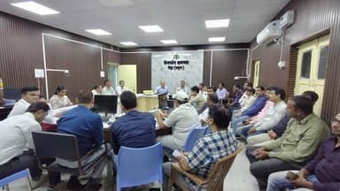 डाक मतपत्र के माध्यम से निर्धारित तिथि को मतदान सुचारू रूप से कराने हेतु की गई बैठक
विदित हो कि निर्वाचन कार्य में प्रत...