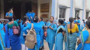 বড়ঞা: রিচার্জ খরচ সহ একাধিক দাবি! বড়ঞায় পথে নামলেন অঙ্গনওয়াড়ী কর্মীরা