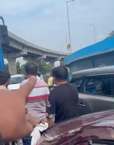 વલસાડ: ROB ઉપર એસટી બસે  કારને ટક્કર મારી અકસ્માત સર્જ્યો.ટ્રાફિક જામ થયો