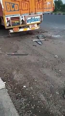 NH 2 rod accident me hu 11 log ki maut