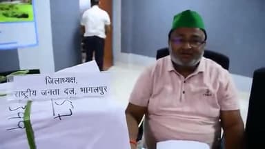 विशेष गहन पुनरीक्षण (#SIR) बिहार 2025 के तहत सभी मान्यता प्राप्त राजनीतिक दलों के साथ बैठक में प्रकाशित अंतिम मतदाता सूची की कॉपी RJD के उपस्थित प्रतिनिधियों को उपलब्ध कराई गई।