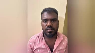 ஏரல்: புல்லாவெளி கடற்கரையில் இருந்து இலங்கைக்கு கடத்த2 சரக்கு வாகனங்களில் கொண்டு வரப்பட்ட ரூ.80 லட்சம் மதிப்பிலான பீடி இலைகள் பறிமுதல் 2 பேர் கைது