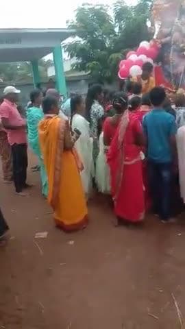 अभनपुर सकरी मे बड़ी संख्या में पूरे ग्रामवासी माता जी का विसर्जन करने पहुचे