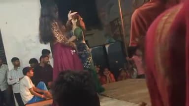 #झांसी में मंदिर के सामने बार बालाओं पर उड़े रूपये,नवदुर्गा महोत्सव के बाद कार्यक्रम में नाच-गाना हुआ,लोगों में नाराजगी