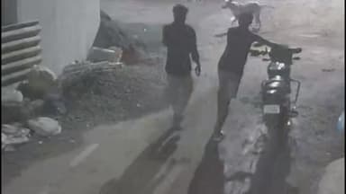 மாதவரம்: ஊழல் அறிஞர் அண்ணா நகர் ராகவேந்திரா அவனியா பகுதியில் வீட்டில் நிறுத்தப்பட்டுள்ள இருசக்கர வாகனத்தை திருடி செல்லும் சிசிடிவிக்காட்சி பரவி பரபரப்பு