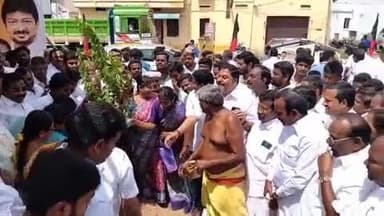 மொடக்குறிச்சி: பேருந்து நிலையம் பகுதியில் முன்னாள் முதலமைச்சர் கலைஞர் கருணாநிதியின் சிலை அமைப்பதற்கான பூமி பூஜை அமைச்சர் தொடங்கி வைத்தார்