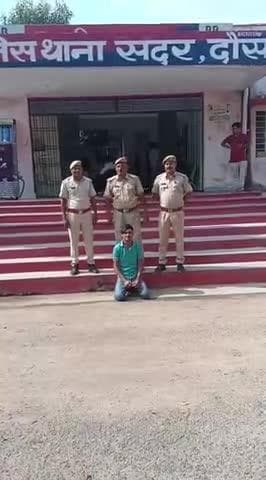जिला पुलिस अधीक्षक #श्री_सागर_राणा IPS के निर्देशन में थाना #सदर व #डीएसटी टीम दौसा ने नकल्ली सोने की ईंट बेचकर ठगी करने वाले आरोपी अरबाज मेव को मारुति स्विफ्ट कार सहित गिरफ्तार किया। आरोपी से नकली सोने की ईंट व छोटा टुकड़ा बरामद हुआ।