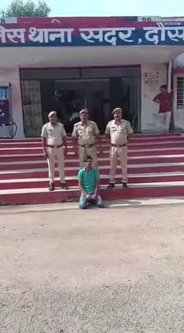 जिला पुलिस अधीक्षक #श्री_सागर_राणा IPS के निर्देशन में थाना #सदर व #डीएसटी टीम दौसा ने नकल्ली सोने की ईंट बेचकर ठगी करने वाले आरोपी अरबाज मेव को मारुति स्विफ्ट कार सहित गिरफ्तार किया। आरोपी से नकली सोने की ईंट व छोटा टुकड़ा बरामद हुआ।