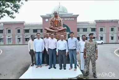 छुरा: कलेक्टर श्री भगवान सिंह उइके ने महात्मा गांधी की प्रतिमा पर किया माल्यार्पण, गांधी जयंती पर किया नमन