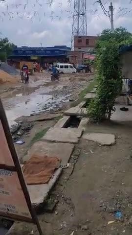 बिसौली ग्राम में सड़क की समस्या जो देख रहे हैं कई वर्षों से सड़क का निर्माण हो रहा है मगर कोई निर्माणकर्ता नहीं आपा रहे
