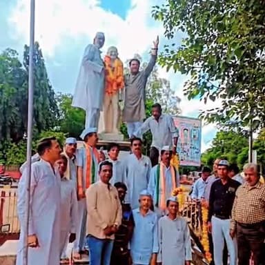 राष्ट्रपिता महात्मा गांधीजी एवं भारत के पूर्व प्रधानमंत्री लाल बहादुर शास्त्रीजी की जयंती के अवसर पर, आज महू में कांग्रेस परिवार के साथ श्रद्धापूर्वक स्मरण कर पुष्पांजलि अर्पित की। #AdvPuneetsharma_209 #Indore #Mhow #Dhar #Congress