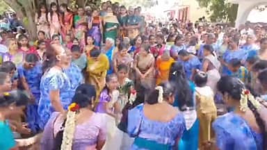 கிணத்துக்கடவு: நெகமம் செளடேஸ்வரி அம்மன் கோயிலில் நடைபெற்ற கத்தி போடும் திருவிழாவில் ஏராளமான பக்தர்கள் கலந்துகொண்டு நேர்த்திக்கடன் செலுத்தினர்.