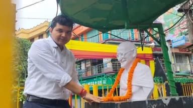 पाकुड़: गांधी जयंती पर डीसी, डीडीसी समेत अन्य पदाधिकारियों ने महात्मा गांधी की प्रतिमा पर किया माल्यार्पण #pakur #jayanti