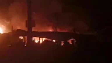 बैसि: बायसी में भीषण आग का कहर, एक दर्जन दुकानें और एक घर जलकर खाक, शॉर्ट सर्किट से लगी आग