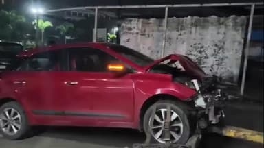 વલસાડ: ગુંદલાવ ઓવરબ્રિજ પર સુરત જતી ટ્રક પાછળ કાર અથડાતા અકસ્માત,કારમાં સવાર લોકોનો ચમત્કારી બચાવ.