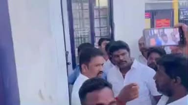 குமாரபாளையம்: குமாரபாளையத்தில் பாதிக்கப்பட்ட கல்லூரி மாணவர்களை தவெ கழகத்தினரை போலீசார் தடுத்து நிறுத்தியதால் பரபரப்பு ஏற்பட்டது