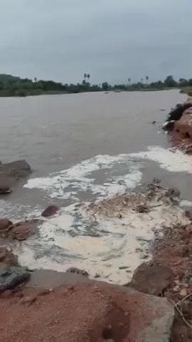 కోనారావుపేట: ఉద్రిక్తంగా ప్రవహిస్తున్న బావుసాయిపేట వెంకటరావుపేట గ్రామాల మధ్యలో గల వాగు.. రాకపోకలకు ఆటంకం