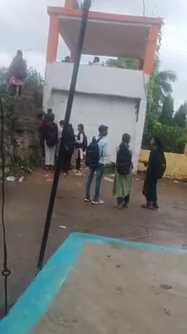 college rod
ward nob 14 ka h jo ki pichle 30sal se bna huah achank se Tod diya gya h