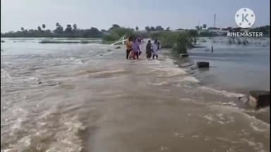 శాలిగౌరారం: ఊటుకూరు నుంచి బండమీది కూడా వెళ్లే ప్రధాన రహదారి వెంట వద్ద ప్రవాహం ఇబ్బందులు పడుతున్న ప్రయాణికులు